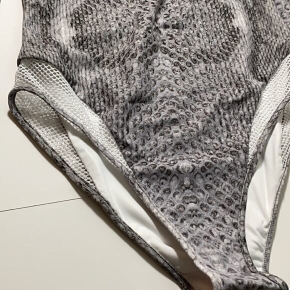 NWT  Varley Snake Print Swimsuit XS only Rash Guard Wetsuit Material - Picture 6 of 13